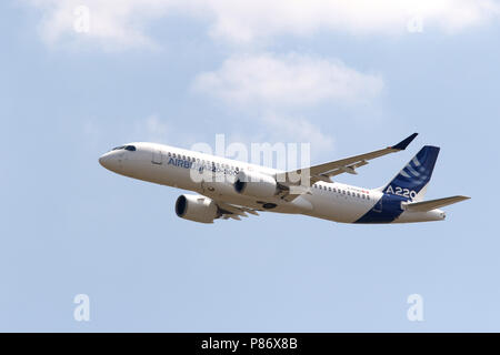 Toulouse ( France) Juillet 10th, 2015 ; Présentation du nouvel Airbus A220-300 vole pour la première fois au centre de livraison d'Airbus à Toulouse . Plan sont issu de C series CS300 de Bombardier Credit : Sebastien Lapeyrere/Alamy Live News. Banque D'Images