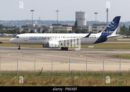 Toulouse ( France) Juillet 10th, 2015 ; Présentation du nouvel Airbus A220-300 vole pour la première fois au centre de livraison d'Airbus à Toulouse . Plan sont issu de C series CS300 de Bombardier Credit : Sebastien Lapeyrere/Alamy Live News. Banque D'Images