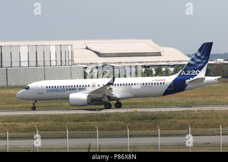 Toulouse ( France) Juillet 10th, 2015 ; Présentation du nouvel Airbus A220-300 vole pour la première fois au centre de livraison d'Airbus à Toulouse . Plan sont issu de C series CS300 de Bombardier Credit : Sebastien Lapeyrere/Alamy Live News. Banque D'Images