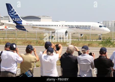 Toulouse ( France) Juillet 10th, 2015 ; Présentation du nouvel Airbus A220-300 vole pour la première fois au centre de livraison d'Airbus à Toulouse . Plan sont issu de C series CS300 de Bombardier Credit : Sebastien Lapeyrere/Alamy Live News. Banque D'Images