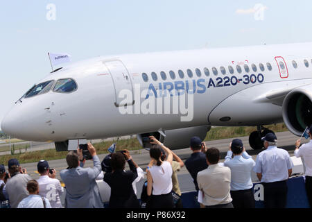 Toulouse ( France) Juillet 10th, 2015 ; Présentation du nouvel Airbus A220-300 vole pour la première fois au centre de livraison d'Airbus à Toulouse . Plan sont issu de C series CS300 de Bombardier Credit : Sebastien Lapeyrere/Alamy Live News. Banque D'Images