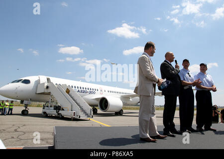 Toulouse ( France) Juillet 10th, 2015 ; Présentation du nouvel Airbus A220-300 vole pour la première fois au centre de livraison d'Airbus à Toulouse . Plan sont issu de C series CS300 de Bombardier Credit : Sebastien Lapeyrere/Alamy Live News. Banque D'Images