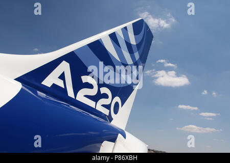 Toulouse ( France) Juillet 10th, 2015 ; Présentation du nouvel Airbus A220-300 vole pour la première fois au centre de livraison d'Airbus à Toulouse . Plan sont issu de C series CS300 de Bombardier Guillaume Faury, Président de l'avion d'Airbus Commercial Credit : Sebastien Lapeyrere/Alamy Live News. Banque D'Images