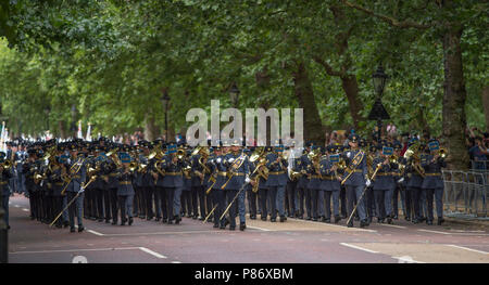 The Birdcage Walk, London, UK. 10 juillet, 2018. Célébrations du centenaire de la Royal Air Force ont lieu à Londres avec le groupe de la RAF la marche pour les Horse Guards Parade. Credit : Malcolm Park/Alamy Live News. Banque D'Images