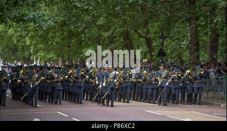 The Birdcage Walk, London, UK. 10 juillet, 2018. Célébrations du centenaire de la Royal Air Force ont lieu à Londres avec le groupe de la RAF la marche pour les Horse Guards Parade. Credit : Malcolm Park/Alamy Live News. Banque D'Images