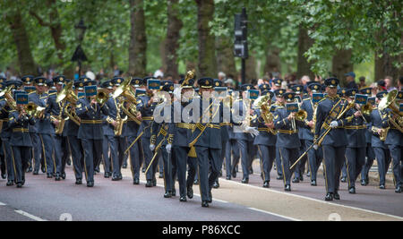 The Birdcage Walk, London, UK. 10 juillet, 2018. Célébrations du centenaire de la Royal Air Force ont lieu à Londres avec le groupe de la RAF la marche pour les Horse Guards Parade. Credit : Malcolm Park/Alamy Live News. Banque D'Images