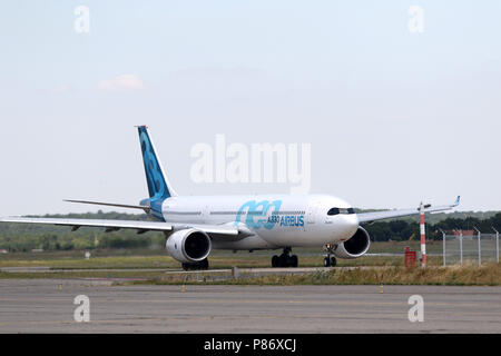 Toulouse ( France) Juillet 10th, 2015 ; Airbus A330 NEO sur l'aéroport de Toulouse à côté des sites airbus Credit : Sebastien Lapeyrere/Alamy Live News. Banque D'Images