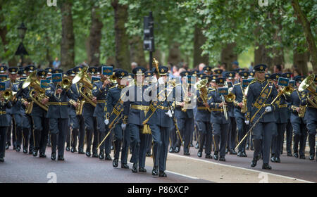 The Birdcage Walk, London, UK. 10 juillet, 2018. Célébrations du centenaire de la Royal Air Force ont lieu à Londres avec le groupe de la RAF la marche pour les Horse Guards Parade. Credit : Malcolm Park/Alamy Live News. Banque D'Images