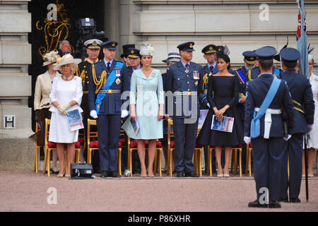 Londres, Royaume-Uni. 10 juillet 2018. Les membres de la famille royale et de hauts gradés dans l'avant-cour du palais de Buckingham, au cours de la RAF100 le défilé dans le centre de Londres, Royaume-Uni. Crédit : Michael Preston/Alamy Live News Banque D'Images