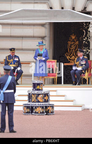 Londres, Royaume-Uni. 10 juillet 2018. La reine Elizabeth II s'adressant aux rangs du personnel de la RAF dans l'avant-cour du palais de Buckingham, au cours de la RAF100 le défilé dans le centre de Londres, Royaume-Uni. Assis à sa gauche est Charles, prince de Galles, à droite, l'Air Chief Marshal Sir Stephen John Hillier, KCB, CBE, DFC, ADC. Crédit : Michael Preston/Alamy Live News Banque D'Images