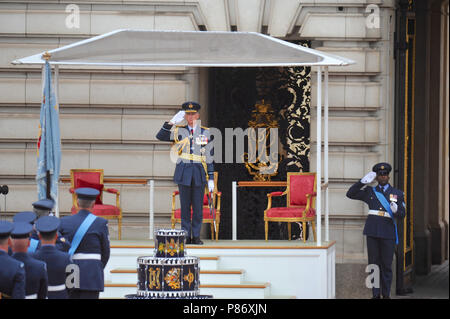 Londres, Royaume-Uni. 10 juillet 2018. L'Air Chief Marshal Sir Stephen John Hillier, KCB, CBE, DFC, ADC, en tenant le saluant les rangs de l'assemblée du personnel de la RAF dans l'avant-cour du palais de Buckingham, au cours de la RAF100 le défilé dans le centre de Londres, Royaume-Uni. Crédit : Michael Preston/Alamy Live News Banque D'Images