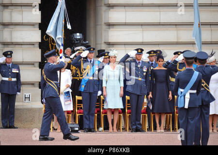 Londres, Royaume-Uni. 10 juillet 2018. Les membres de la famille royale et aux hauts gradés saluant les rangs de l'assemblée du personnel de la RAF dans l'avant-cour du palais de Buckingham, au cours de la RAF100 le défilé dans le centre de Londres, Royaume-Uni. Crédit : Michael Preston/Alamy Live News Banque D'Images