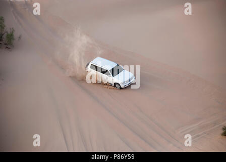 Luxurous SUW Blanc 4x4 sur desert safari sur les dunes en course exreme saoudite billet rallye sur sable en véhicule de sport Banque D'Images