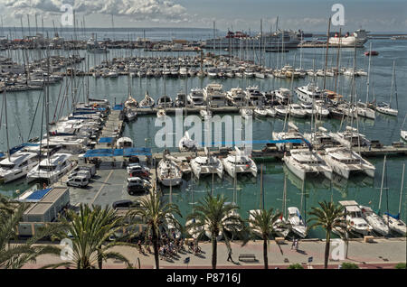 Les marinas à proximité du Paseo Maritimo de Palma de Majorque, Iles Baléares, Espagne. Les bateaux amarrés au-delà de ceux qui sont plus proche de la rive sont en e Banque D'Images