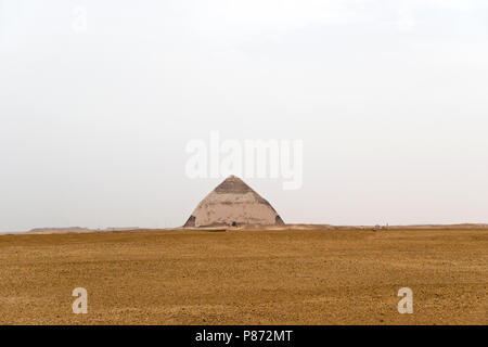 La pyramide rhomboïdale à la nécropole royale de Dahchour, construite pour le pharaon Sneferu, le gouvernorat de Giza, Egypte. Banque D'Images