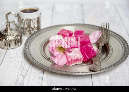 Lokum rose bulgare traditionnelle sur un plaque d'argent et de café turc Banque D'Images