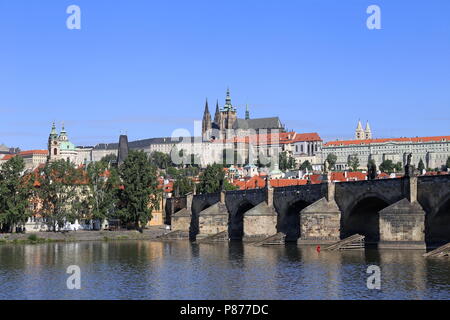 Pont Charles et de la Cathédrale St Vitus, Prague, Tchéquie (République tchèque), de l'Europe Banque D'Images