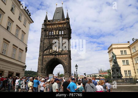 Tour du pont de la vieille ville et statue de Charles IV, des chevaliers de la Croix, du Pont Charles, Prague, Tchéquie (République tchèque), de l'Europe Banque D'Images