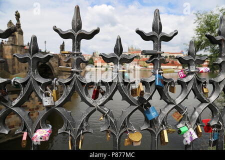 Des cadenas sur les grilles à côté du pont Charles, de la Vieille Ville, Prague, Tchéquie (République tchèque), de l'Europe Banque D'Images
