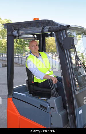 Gilet de sécurité avec chauffeur chauve en cabine chariot élévateur Banque D'Images