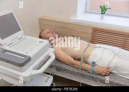 Médecin avec électrocardiogramme électrocardiogramme équipement de test male patient in hospital clinic Banque D'Images