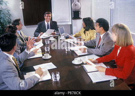 Historique 1997 GROUPE DE GENS D'AFFAIRES ETHNIQUES RÉUNION DANS LA SALLE DE CONFÉRENCE DE BUREAU Banque D'Images