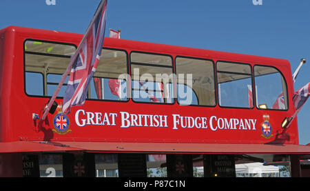 La grande société britannique Fudge red bus sweet shop, Silverstone, Angleterre, RU Banque D'Images