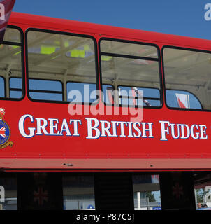 La grande société britannique Fudge red bus sweet shop, Silverstone, Angleterre, RU Banque D'Images