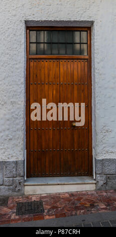 Vieille porte avec texture intéressante, élément d'architecture, intéressante entrée de l'immeuble, style vintage, entrée privée Banque D'Images