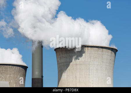 Les tours de refroidissement et des cheminées des centrales électriques au charbon en Allemagne Banque D'Images