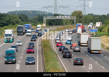 L'autoroute allemande avec des voitures et des trucs près de ville Eschweiler Banque D'Images