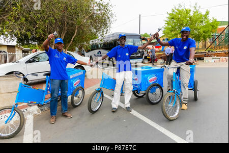 Johannesburg, Afrique du Sud, le 19 septembre 2013, les vendeurs sur les bicyclettes de vendre des glaces à Soweto Zone touristique Banque D'Images