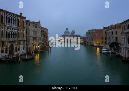 Grand Canal et Saint Mary de la santé shot du Ponte dell'Accademia Banque D'Images