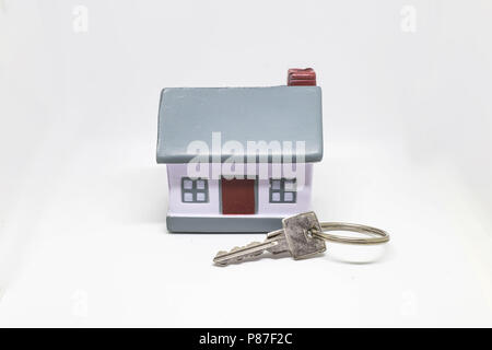 Maison miniature avec clés argent concept d'un nouveau home concept immobilier et des biens Banque D'Images