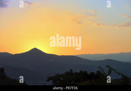 Coucher de soleil sur les montagnes en été Banque D'Images