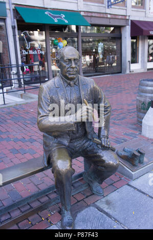 4 octobre 2017 - Statue de Arnold 'red' Auerbach, situé dans la région de Quincy Market. Entraîneur en chef, puis président de la Boston Celtics Banque D'Images