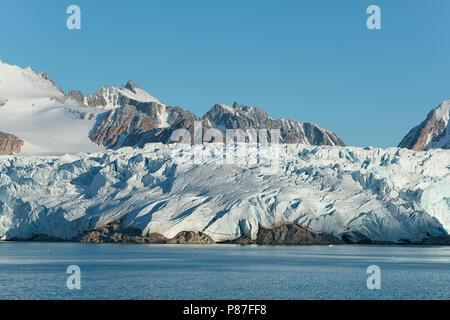 Smeerenburgfjord avec glacier Smeerenburgbreen, Svalbard, Norvège. Banque D'Images