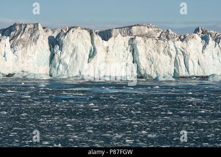 La glace dérivante couvre l'océan à côté de la calotte glaciaire arctique Austfonna, Norgaustlandet, archipel de Svalbard, Norvège Banque D'Images