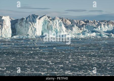 La glace dérivante couvre l'océan à côté de la calotte glaciaire arctique Austfonna, Norgaustlandet, archipel de Svalbard, Norvège Banque D'Images