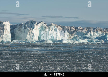 La glace dérivante couvre l'océan à côté de la calotte glaciaire arctique Austfonna, Norgaustlandet, archipel de Svalbard, Norvège Banque D'Images