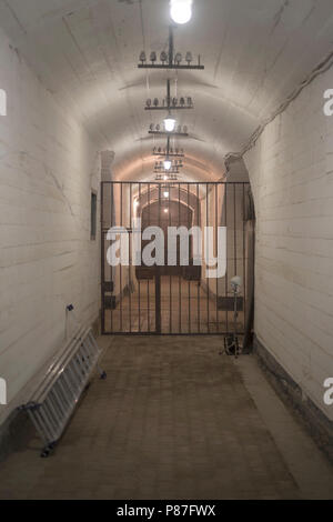 Tunnel dans un bunker en béton Banque D'Images