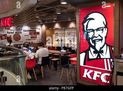 Kentucky Fried Chicken logo de marque et restaurant à Mong Kok, Hong Kong. Banque D'Images