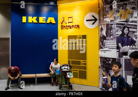 Les clients demeure l'entreprise de meubles Ikea suédois en magasin centre commercial Megabox, Hong Kong. Banque D'Images