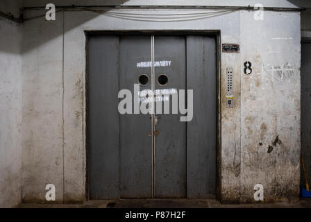 Ascenseur dans un bâtiment industriel à Hong Kong. Banque D'Images