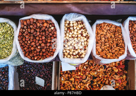 Les noix, noisettes fraîches pelées et les raisins secs dans la rue du marché. Noyau de l'écrou. Le concept d'aliments biologiques Banque D'Images