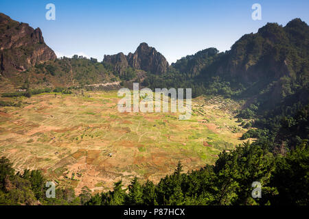 Cratère de Cova. Village à l'intérieur du volcan éteint. Faja de Cima, Cap Vert Banque D'Images