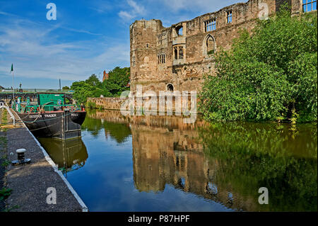 Ruines du château de Newark reflétée dans la rivière Trent en Bretagne. Banque D'Images