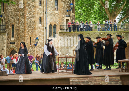 Acteurs et actrices l'exécution de la mort d'Anne Boleyn en face de touristes dans la Tour de Londres Banque D'Images