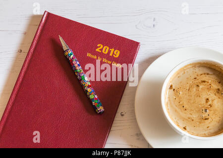 Un 2019 24 produits laitiers avec une tasse de café à côté. Banque D'Images