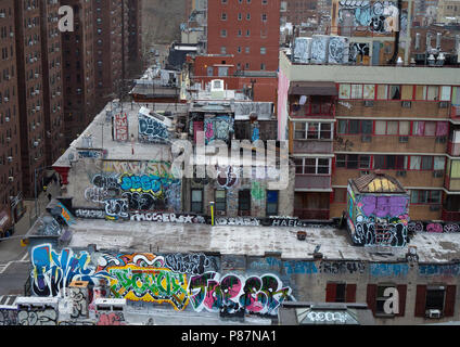 Graffities à Manhattan sur bâtiments résidentiel d'en haut Banque D'Images